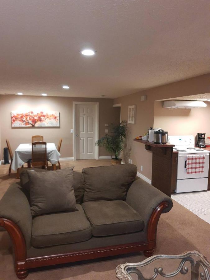 Cozy Home With Comfortable Beds And Fully Equipped Kitchen 15 Mins Drive From Airport, Downtown, Sait And U Of C And 80 Min Drive To Banff 卡加利 外观 照片