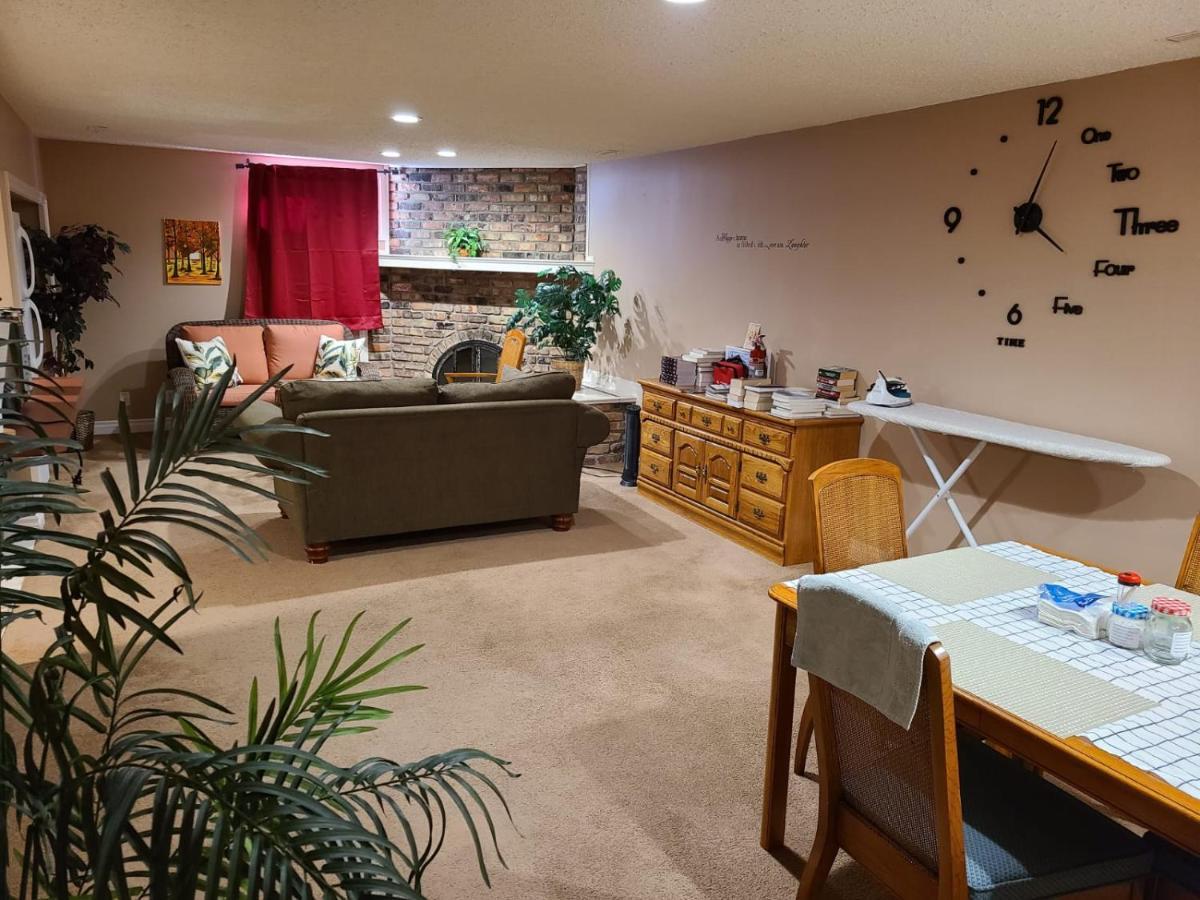 Cozy Home With Comfortable Beds And Fully Equipped Kitchen 15 Mins Drive From Airport, Downtown, Sait And U Of C And 80 Min Drive To Banff 卡加利 外观 照片
