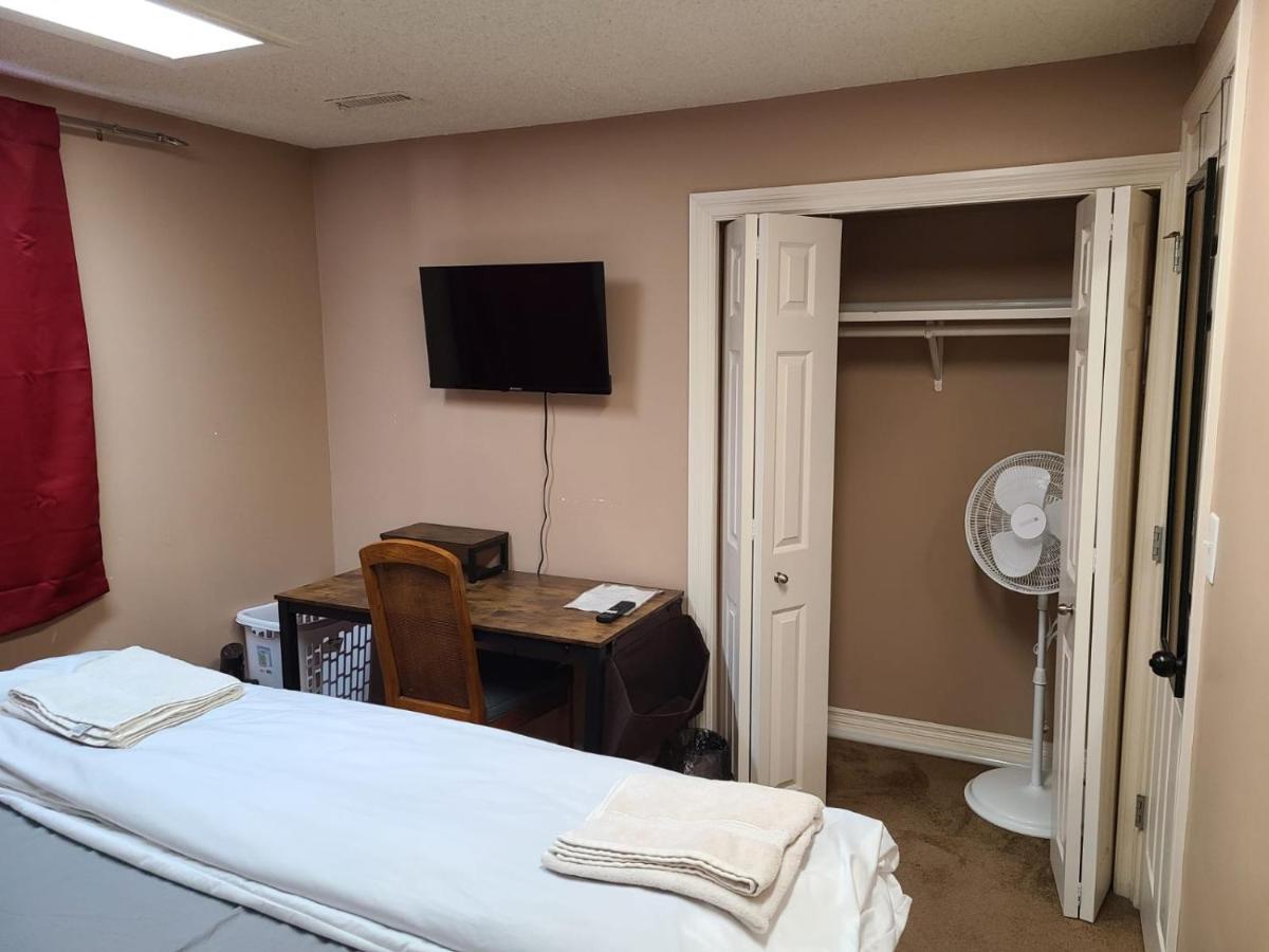Cozy Home With Comfortable Beds And Fully Equipped Kitchen 15 Mins Drive From Airport, Downtown, Sait And U Of C And 80 Min Drive To Banff 卡加利 外观 照片