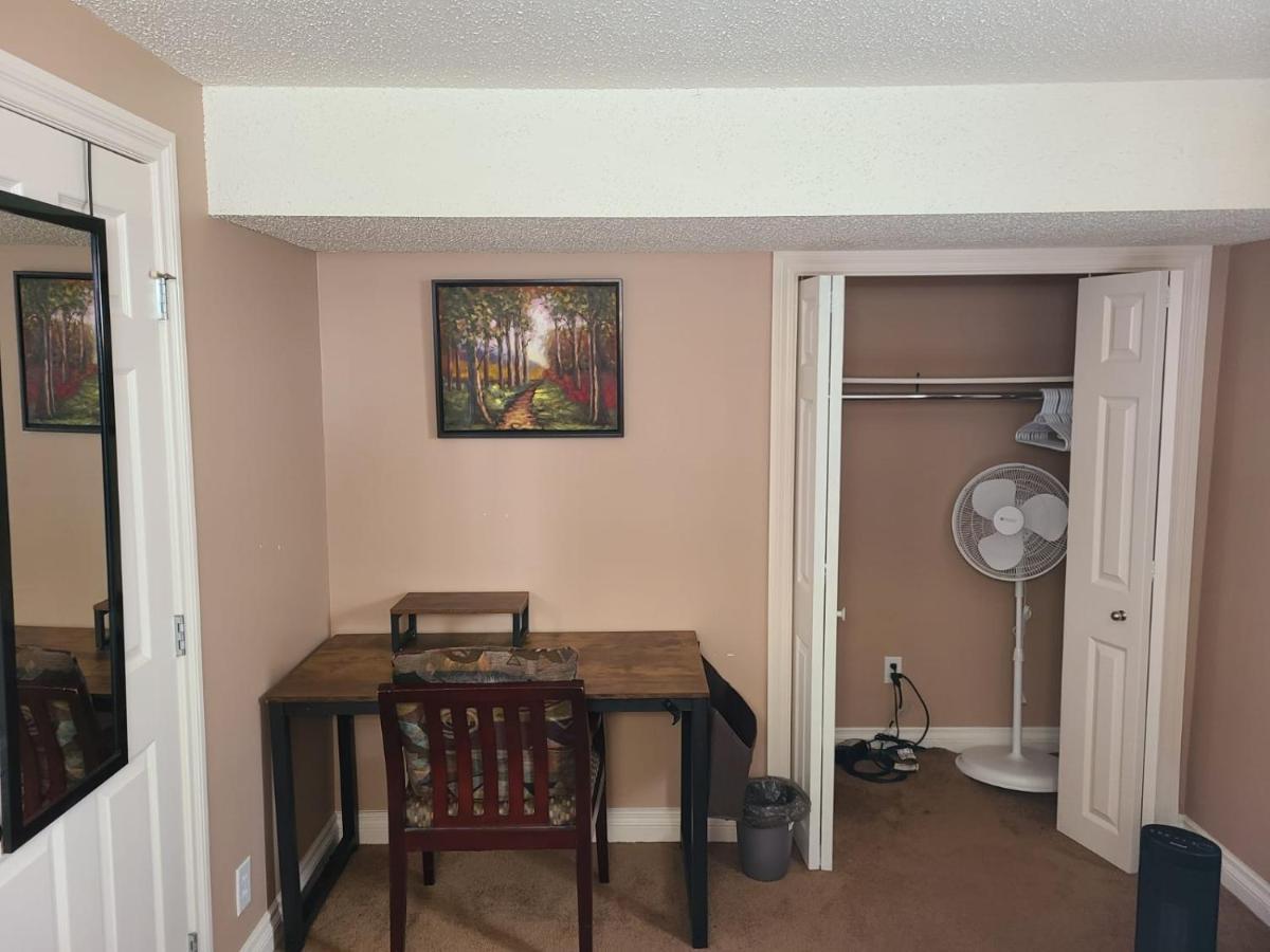 Cozy Home With Comfortable Beds And Fully Equipped Kitchen 15 Mins Drive From Airport, Downtown, Sait And U Of C And 80 Min Drive To Banff 卡加利 外观 照片