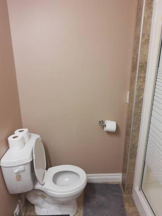 Cozy Home With Comfortable Beds And Fully Equipped Kitchen 15 Mins Drive From Airport, Downtown, Sait And U Of C And 80 Min Drive To Banff 卡加利 外观 照片