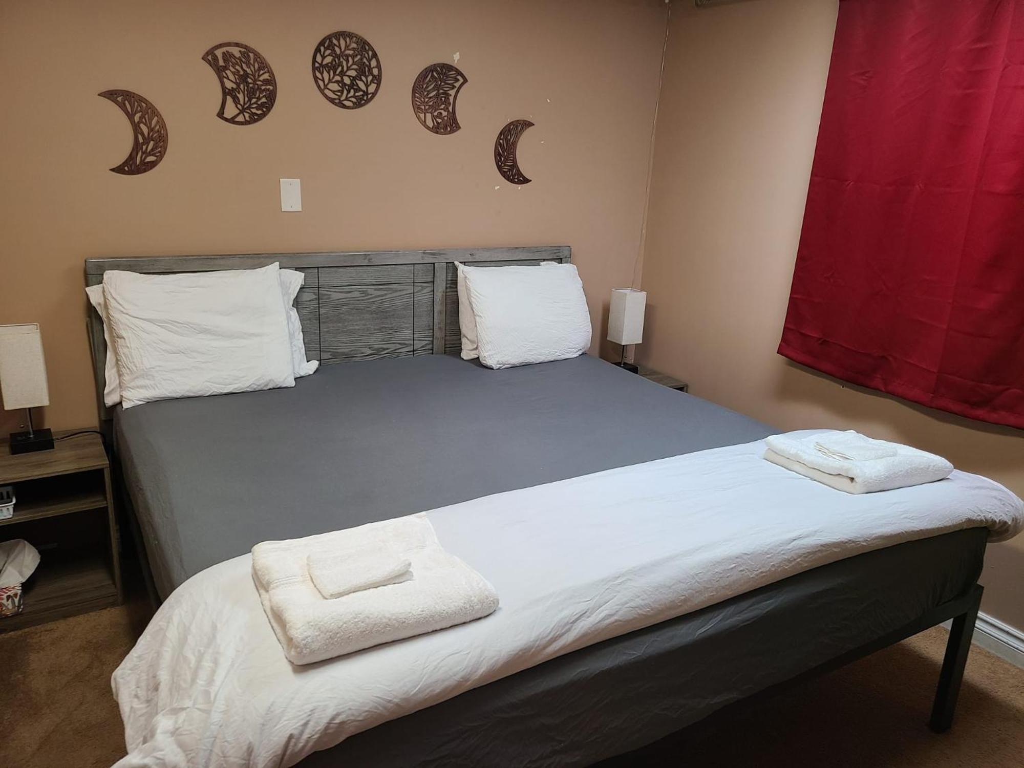 Cozy Home With Comfortable Beds And Fully Equipped Kitchen 15 Mins Drive From Airport, Downtown, Sait And U Of C And 80 Min Drive To Banff 卡加利 外观 照片